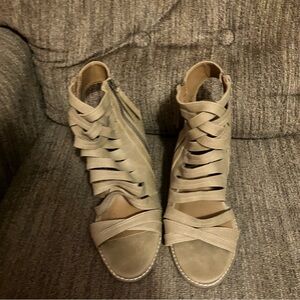 Universal Thread Womens 11 Elda Open‎ Toe Strappy Pump Sandals Taupe MicroSuede